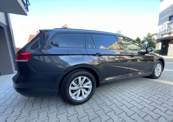 Volkswagen Passat cena 66990 przebieg: 123000, rok produkcji 2018 z Skawina małe 211